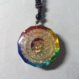 Pendentif Orgonite octogonal Aum ohm 7 chakras en Jaspe rouge, Citrine, Aventurine verte, Turquoise, Lapis-lazuli, Améthyste claire et feuille d'or recto