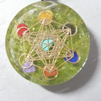 Pendentif Orgonite octogonal avec Cube de Métatron 7 Chakras en Olivine