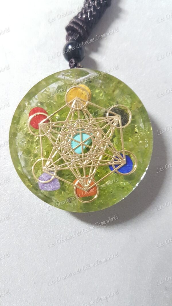 Pendentif Orgonite octogonal avec Cube de Métatron 7 Chakras en Olivine