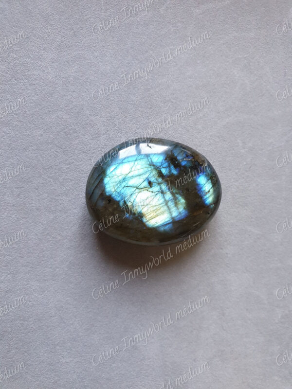 Pierre roulée en Labradorite modèle n°16