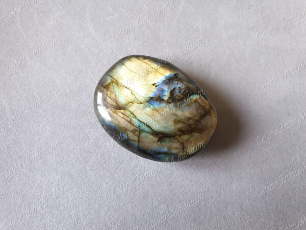 Pierre roulée en Labradorite modèle n°21