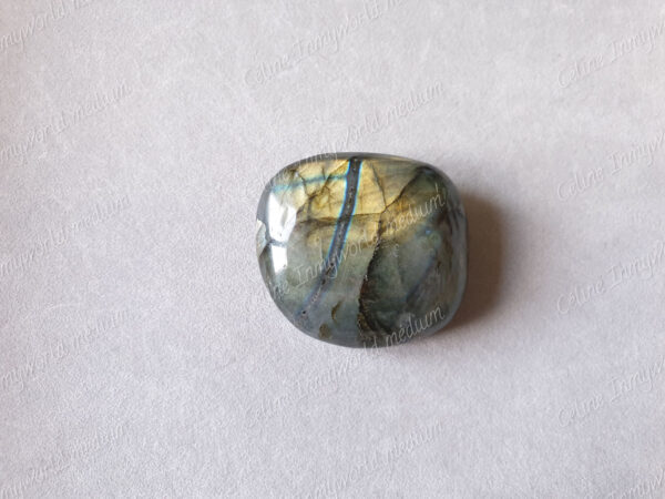 Pierre roulée en Labradorite modèle n°23