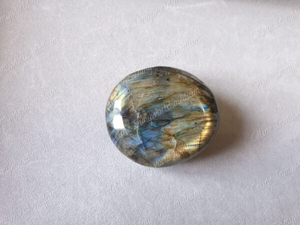 Pierre roulée en Labradorite modèle n°24