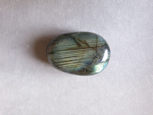 Pierre roulée en Labradorite modèle n°28