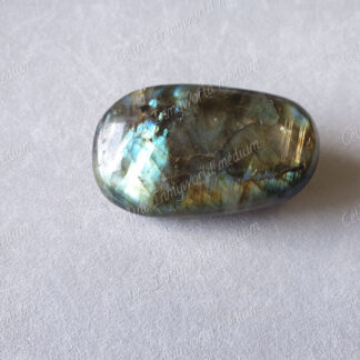 Pierre roulée en Labradorite modèle n°34