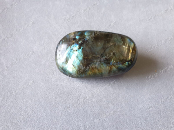 Pierre roulée en Labradorite modèle n°34