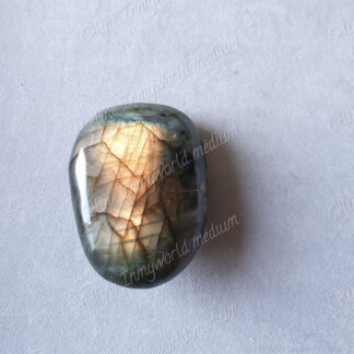 Pierre roulée en Labradorite modèle n°40