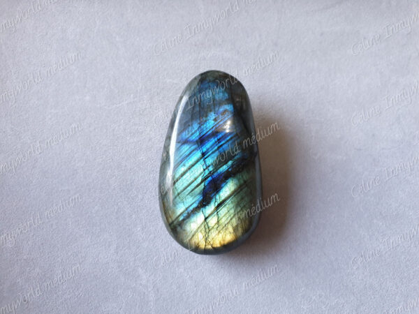 Pierre roulée en Labradorite modèle n°49