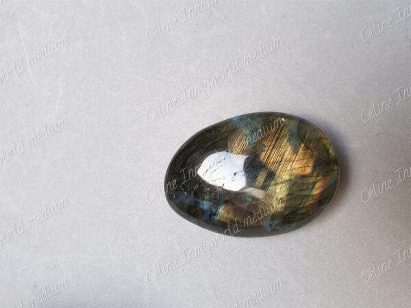 Pierre roulée en Labradorite modèle n°52