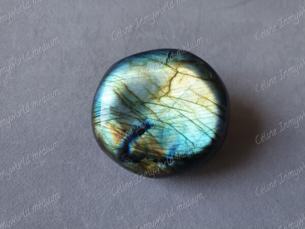 Pierre roulée en Labradorite modèle n°55