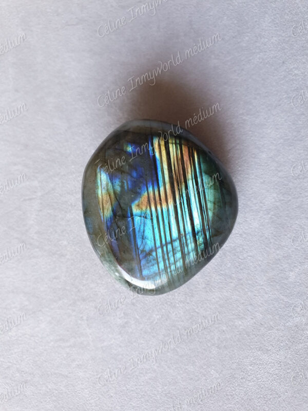 Pierre roulée en Labradorite modèle n°57