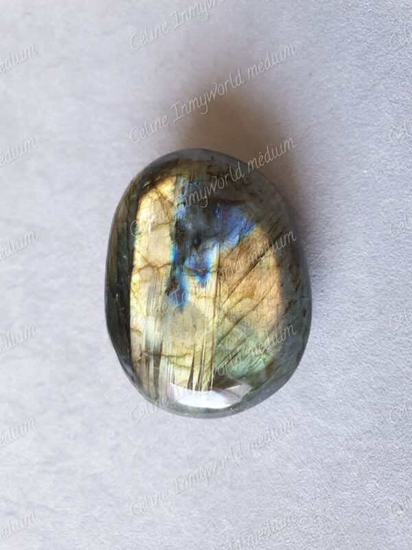 Pierre roulée en Labradorite modèle n°58