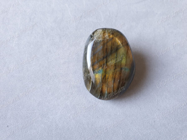 Pierre roulée en Labradorite modèle n°67