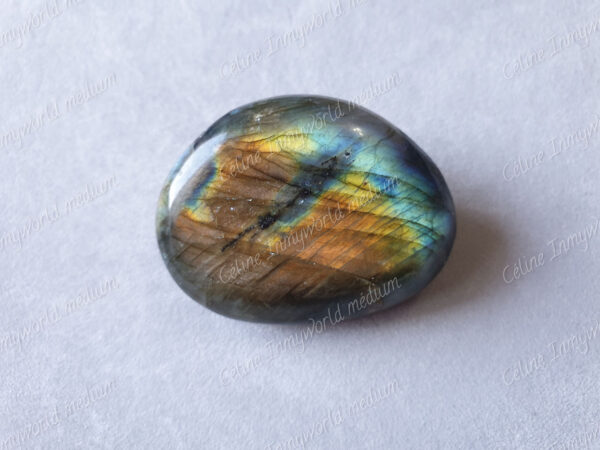 Pierre roulée en Labradorite modèle n°72