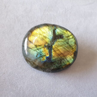 Pierre roulée en Labradorite modèle n°81