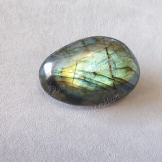 Pierre roulée en Labradorite modèle n°83