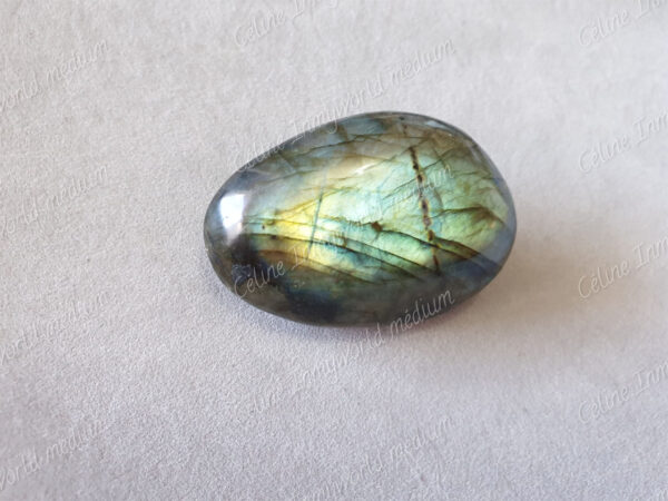 Pierre roulée en Labradorite modèle n°83