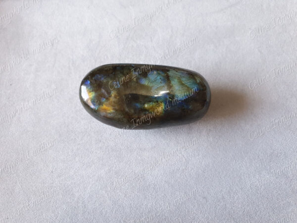 Pierre roulée en Labradorite modèle n°88