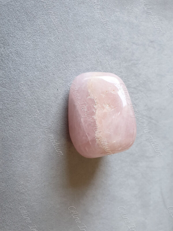 Pierre roulée en Quartz rose modèle n°57