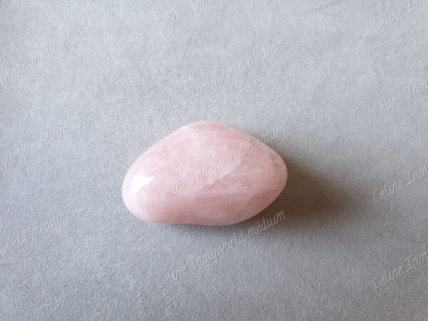 Pierre roulée en Quartz rose modèle n°64