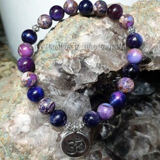Bracelet pour le bien-être et la sérénité, en Jaspe sédiments, Œil-de-tigre (teinté bleu et violet) et symbole AUM